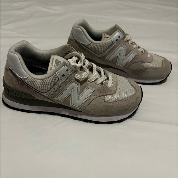 New Balance Shoes - New Balance women’s 6 Gray Sneakers